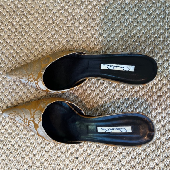 Oscar De La Renta Brocade Kitten Heel Mules Vintage Gold Floral Pointed 39/9 - Picture 3 of 9